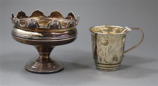 A George V silver pedestal bowl and a silver christening mug, 6 oz.